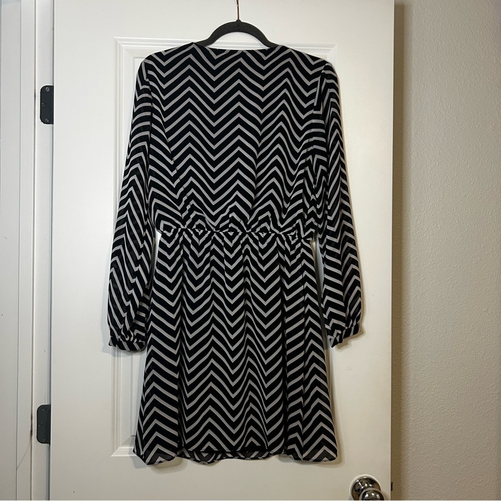 Express Women’s Black and White Chevron Dress Size Medium - Picture 2 of 6